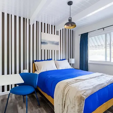 Chic Abode In Central Berkley